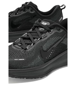 Nike Unisex-Child Vomero 18 (Little Kid/Big Kid)