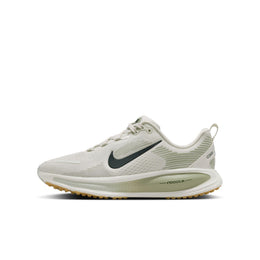 Nike Unisex-Child Vomero 18 (Little Kid/Big Kid)
