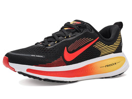 Nike Unisex-Child Vomero 18 (Little Kid/Big Kid)